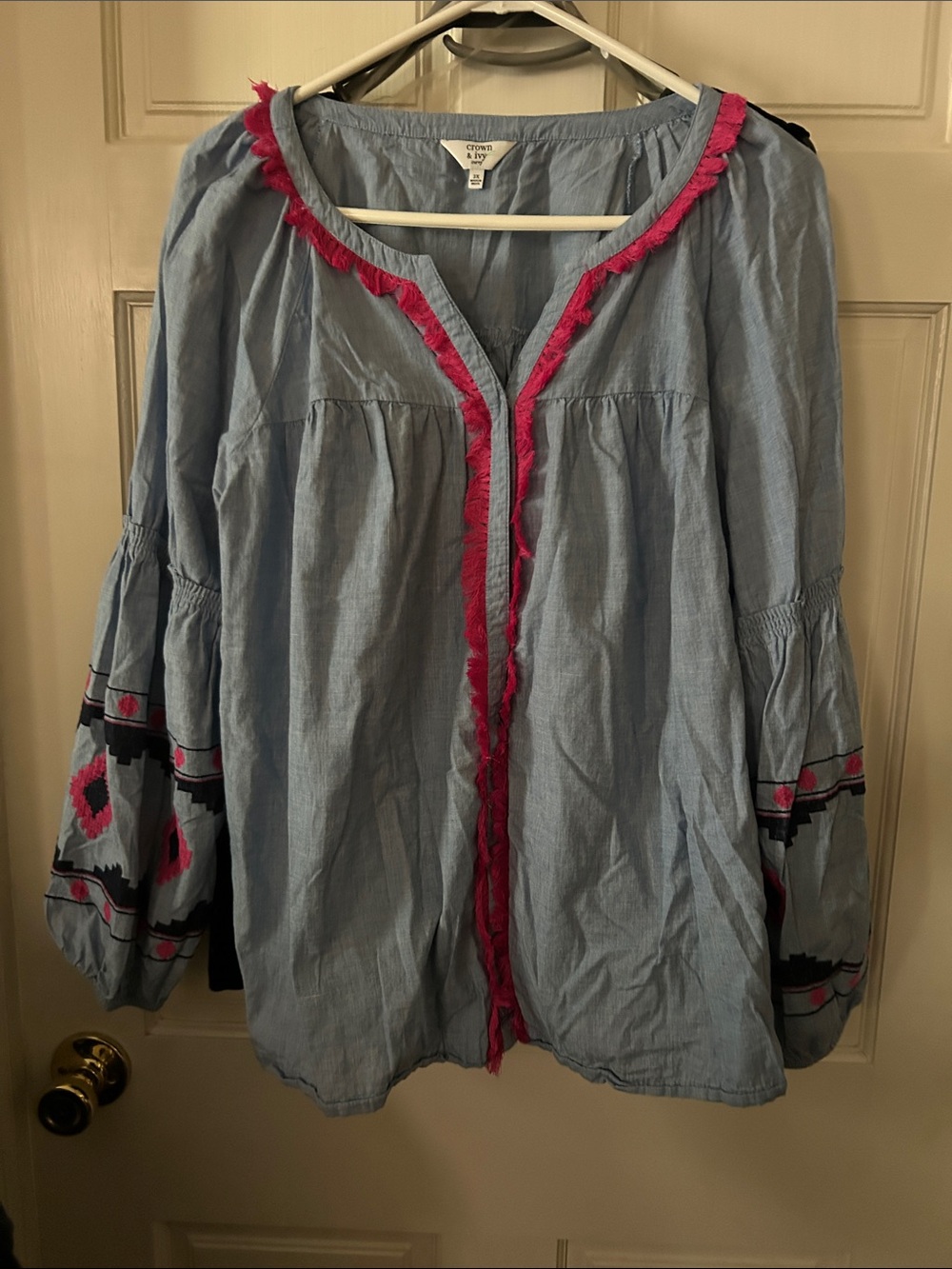 crown & ivy Light Blue Tunic with Hot Pink Trim  and snap front .  Size 2X  EUC